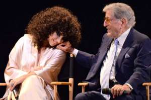 La exc&eacute;ntrica Lady Gaga (i) ahora luce peluca oscura y crespa. Aparece con Tony Bennett.
