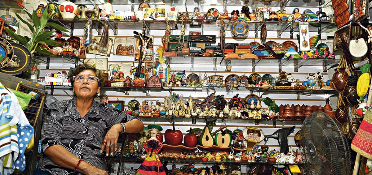 Do&ntilde;a Guillermina Cruz administra dos locales donde vende artesan&iacute;as provenientes de provincias como Manab&iacute;, Imbabura y Napo, en m&oacute;dicos precios que van desde $ 1 y en materiales ex&oacute;ticos como tagua.  