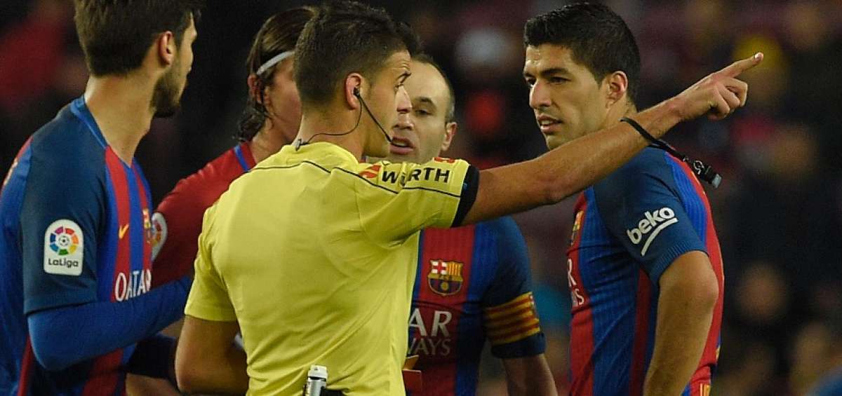 Este es el momento en el que Luis Su&aacute;rez (der.) es expulsado por el &aacute;rbitro espa&ntilde;ol Gil Manzano. 