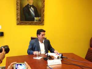 Rolando Panchana dio la rueda de prensa en la Gobernaci&oacute;n. Foto: H&eacute;ctor Marcillo/El Tel&eacute;grafo
