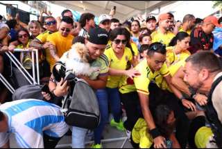 Hinchas argentinos y colombianos intentaron romper los cercos para ingresar al Hard Rock Stadium.