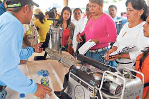 La cartera de Salud ha organizado ferias ciudadanas de prevenci&oacute;n y tiene equipos especializados para la fumigaci&oacute;n de los barrios. Foto: Archivo