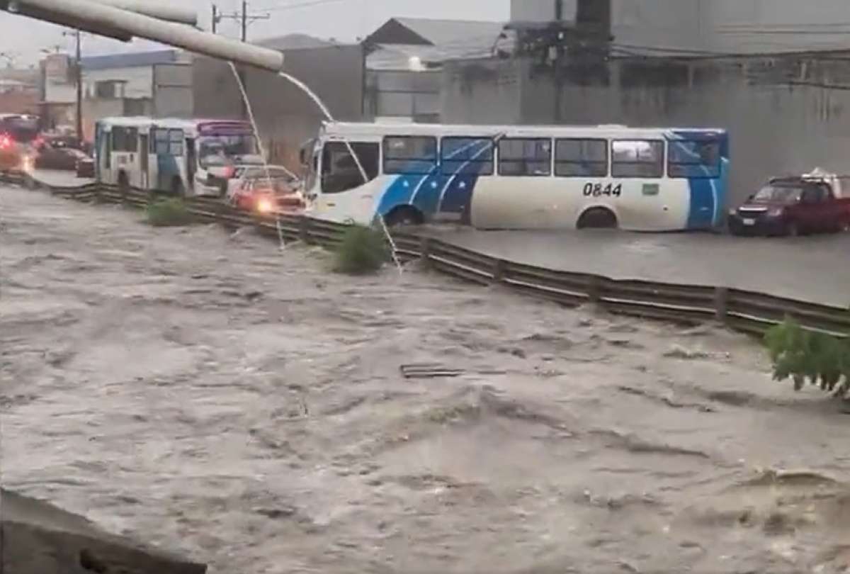 Interagua informó que con la cantidad de lluvia que cayó en Guayaquil el 8 de marzo de 2023, se podrían llenar 7.000 piscinas olímpicas.