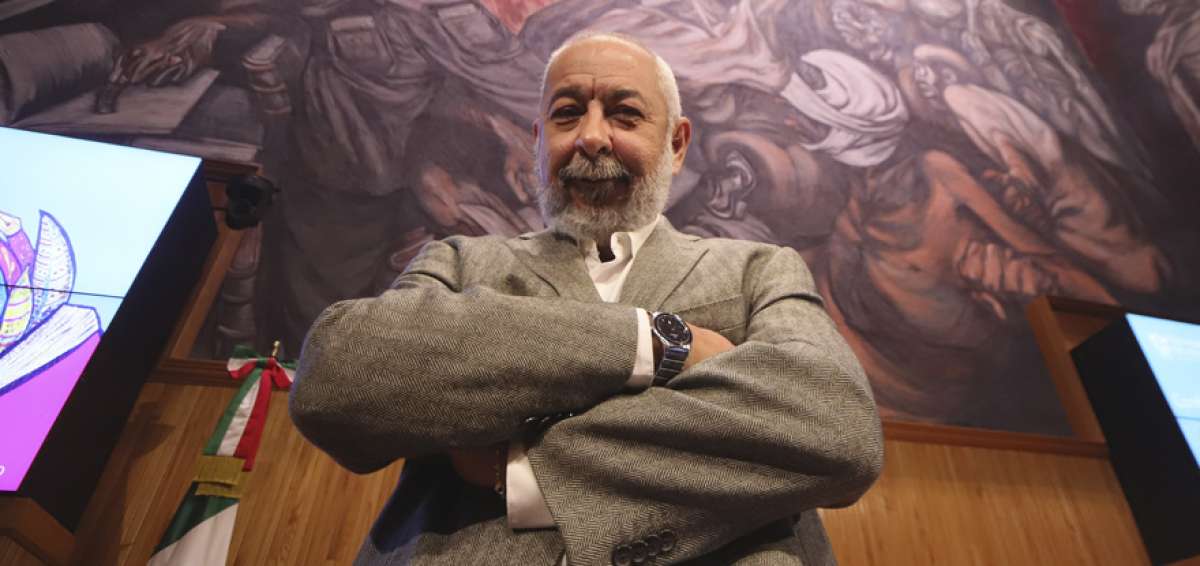 Padura dict&oacute; la charla &lsquo;&iquest;Para qu&eacute; se escribe una novela?&rsquo; frente a los murales del mexicano Jos&eacute; Clemente Orozco, en la Universidad de Guadalajara.