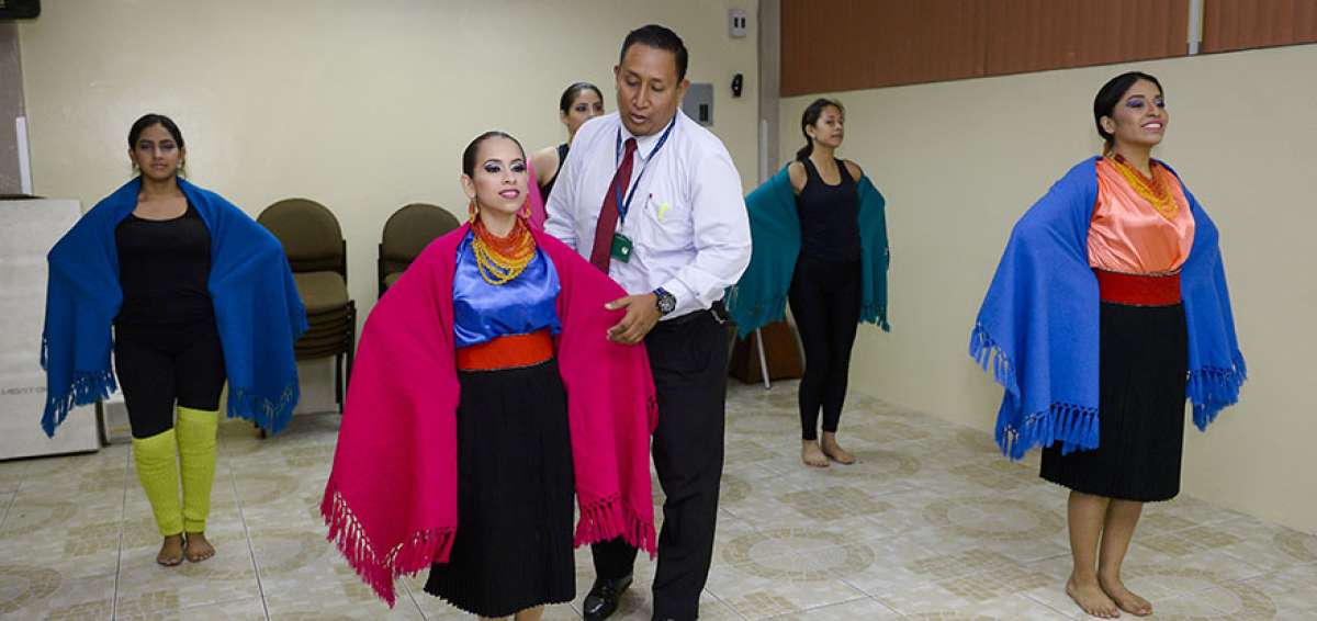 Fernando Sinchi, director del Ballet Andino IntyGuayas, junto a una integrante. 
