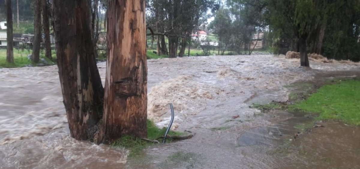 El r&iacute;o Yanuncay se sali&oacute; de su cauce en varios puntos. 