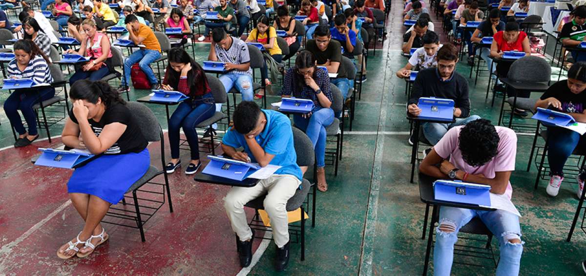 Un primer grupo de 1.000 bachilleres (en total son 2.000) de a&ntilde;os anteriores hicieron la prueba en el Instituto Tecnol&oacute;gico Esp&iacute;ritu Santo. Autoridades de la Senescyt y del Ineval asistieron. 