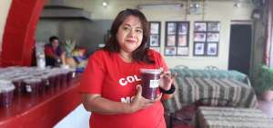 Aunque los precios var&iacute;an en los feriados, Helena Naranjo vende el litro de colada a $ 3, la tarrina (750 ml) cuesta $ 2,50 y el vaso (14 onzas), $ 1,50