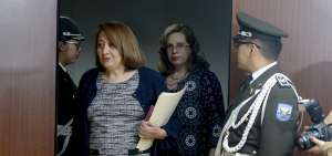 La abogada Gina G&oacute;mez de la Torre (izq.) y su defendida, la jueza Daniella Camacho (atr&aacute;s), ingresan a una de las audiencias de ayer.