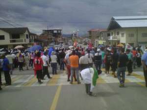 Tras una hora de cierre de la v&iacute;a a la altura de El Pangui, los manifestantes retomaron la marcha. 