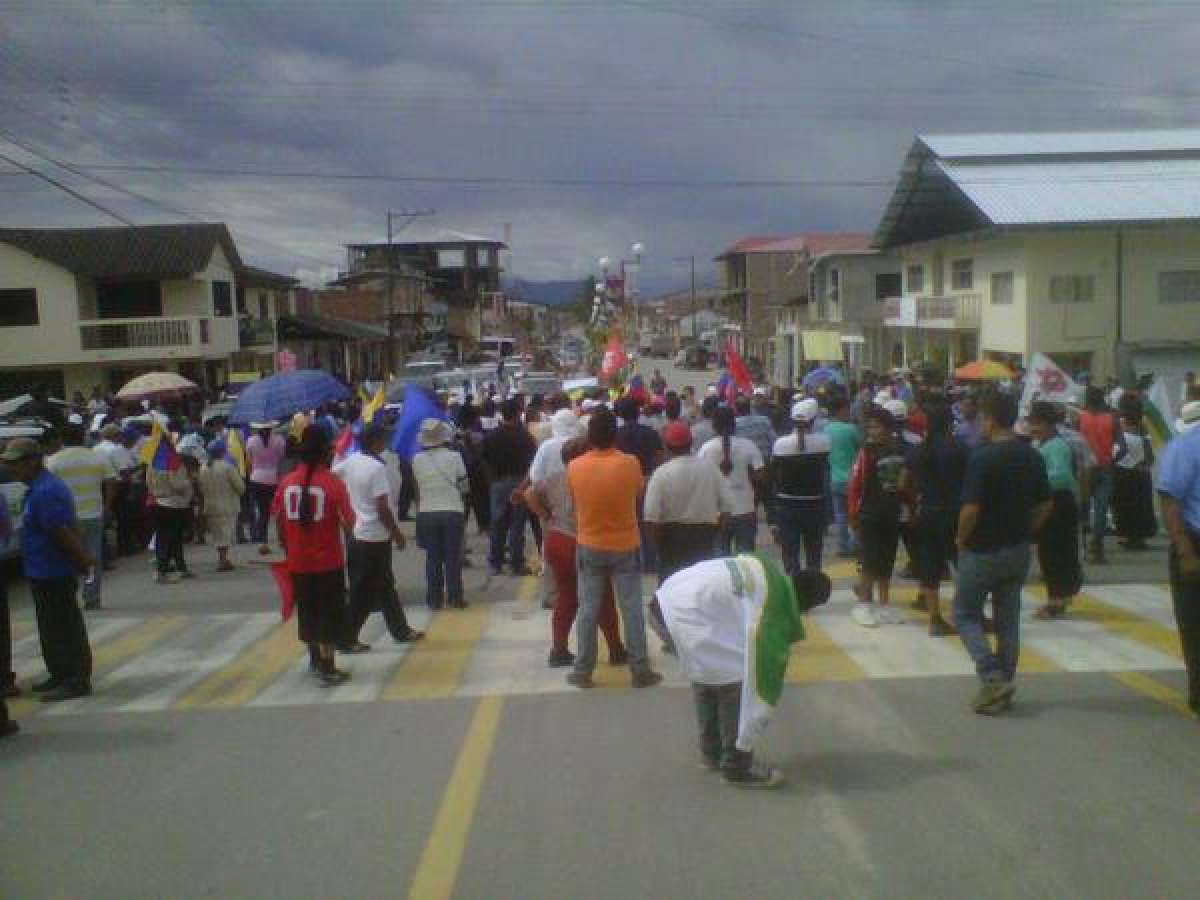 Tras una hora de cierre de la v&iacute;a a la altura de El Pangui, los manifestantes retomaron la marcha. 