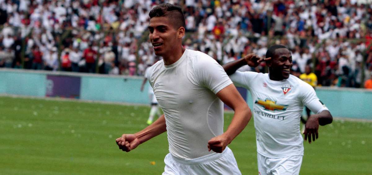 El volante Jos&eacute; Cevallos, de 21 a&ntilde;os de edad, junto a Neicer Reascos celebra un gol en el torneo local.
