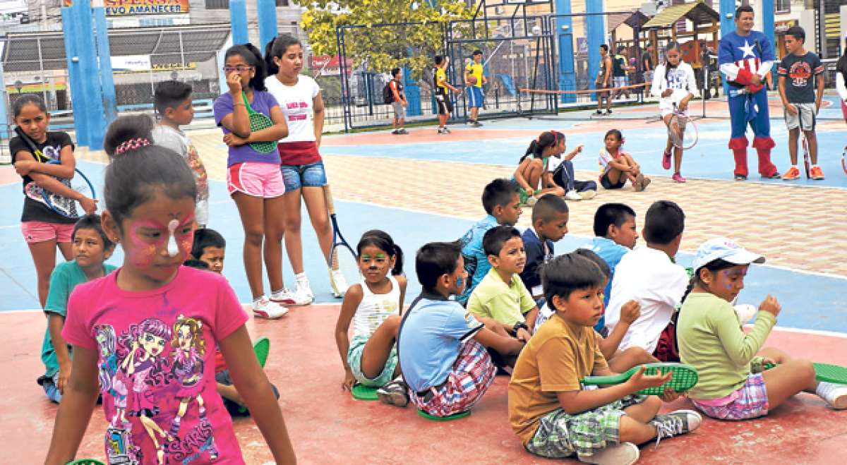 En d&iacute;as pasados se desarroll&oacute; en Manta un festival de tenis que cont&oacute; con la presencia del brasile&ntilde;o C&eacute;sar Kist. Foto: Vivian Zambrano/El Tel&eacute;grafo