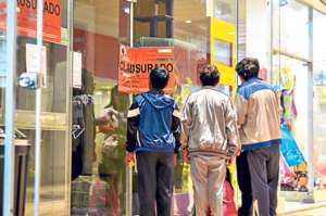 Los clientes del centro comercial El Condado se mostraron preocupados por la situaci&oacute;n de las mascotas que todav&iacute;a se encontraban en el local. Foto: Santiago Aguirre / El Tel&eacute;grafo