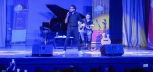 Andr&eacute;s Cepeda  complaci&oacute; peticiones mel&oacute;dicas en show &iacute;ntimo