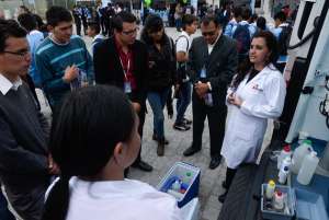 Personal del Inahmi explica a estudiantes secundarios y universitarios las actividades que cumple la instituci&oacute;n. Foto: &Aacute;lvaro P&eacute;rez / EL TEL&Eacute;GRAFO