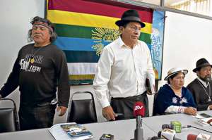 Sixto Yaguachi, representante de la Ecuarunari, y Jorge Herrera, presidente de la Conaie, declararon que no acatar&aacute;n fallo de la CC sobre justicia ind&iacute;gena. Foto: Marco Salgado.