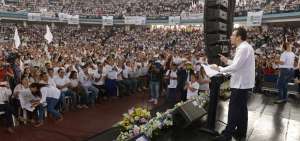 En el coliseo Voltaire Paladines Polo (Guayaquil), ante miles de docentes, el ministro de Educaci&oacute;n, Fander Falcon&iacute;, explic&oacute; el acuerdo con la Red de Maestros.    