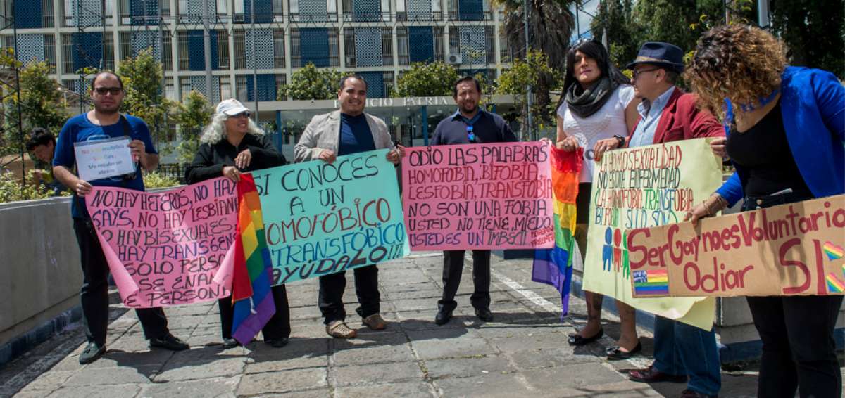 Un grupo de representantes de GLBTI realiz&oacute; un plant&oacute;n en los exteriores de la Fiscal&iacute;a, en Quito, para pedir justicia por sus compa&ntilde;eros asesinados.