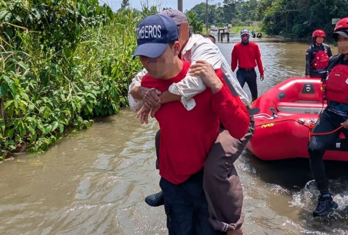 Personal de emergencia realiza evacuaciones y evaluaciones tras el desbordamiento del r&iacute;o Indillama, en Orellana.