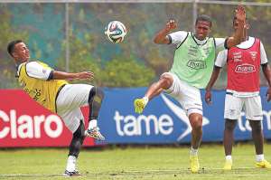Antonio Valencia (der.) disputa la pelota con Pedro Qui&ntilde;&oacute;nez durante el &uacute;ltimo entrenamiento de Ecuador en la Casa de la Selecci&oacute;n. Foto: EFE.