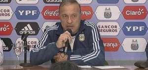 El DT Julio Olarticoechea cont&oacute; solo con la presencia de 2 arqueros y 9 jugadores de cancha en su primera pr&aacute;ctica.