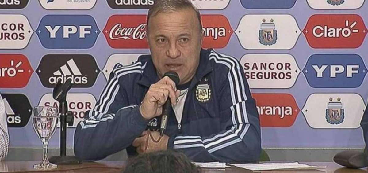 El DT Julio Olarticoechea cont&oacute; solo con la presencia de 2 arqueros y 9 jugadores de cancha en su primera pr&aacute;ctica.