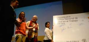 Ver&oacute;nica Espinosa (manos alzadas), ministra de Salud, y Gina Watson, de la OPS, firmaron simb&oacute;licamente la norma.