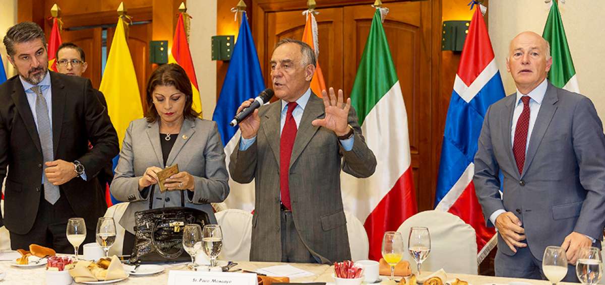 Moncayo desayun&oacute; y convers&oacute; ayer con miembros de la Federaci&oacute;n de C&aacute;maras Binacionales de Comercio.