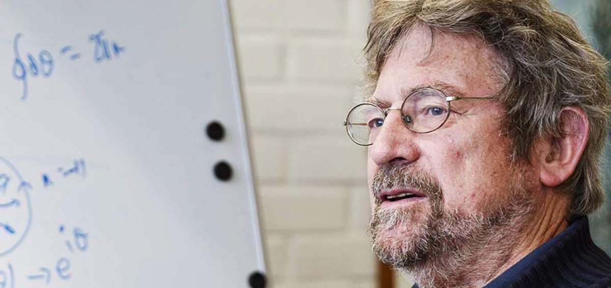 John Kosterlitz fue uno de los galardonados por los estudios sobre el comportamiento de la materia cuando se encuentra fuera de las situaciones normales.