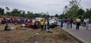 Los veh&iacute;culos quedaron destrozados, a un costado de la carretera. En el sitio murieron 4 personas. 