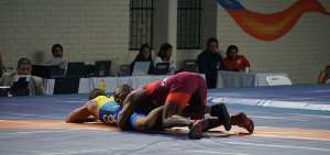 El luchador ecuatoriano Andr&eacute;s Monta&ntilde;o (arriba) gan&oacute; la medalla de oro en los 57 kg y ratific&oacute; su cupo a Lima 2019.
