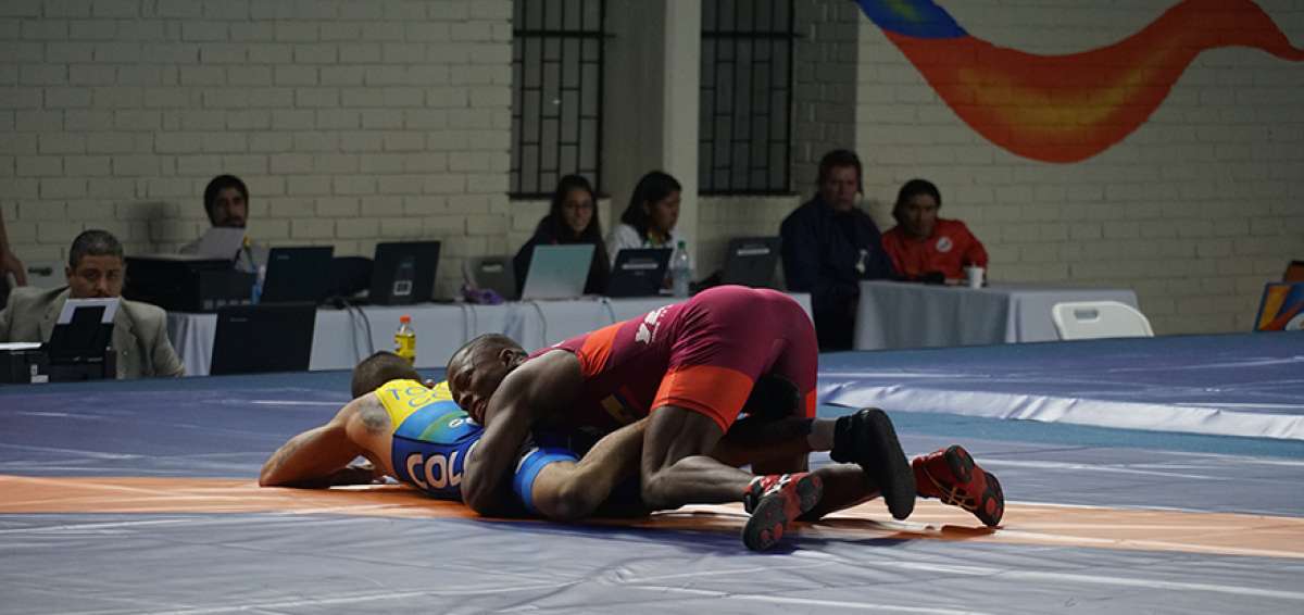 El luchador ecuatoriano Andr&eacute;s Monta&ntilde;o (arriba) gan&oacute; la medalla de oro en los 57 kg y ratific&oacute; su cupo a Lima 2019.
