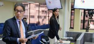 Pablo Ortiz (izq.) y Pamela Saud (der.) presentaron y fundamentaron las posiciones de sus representados ante las autoridades de la Supercom.