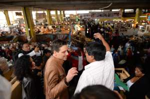 Ana Rodr&iacute;guez, Guillaume Long y Galo Guacham&iacute;n hicieron un alto al recorrido para observar, desde las escaleras, el mercado de San Roque. Foto: Santiago Aguirre / El Tel&eacute;grafo