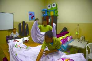 El taller de costura fue adecuado en el CAI de Guayaquil hace 6 meses. Foto: Carina Acosta / El tel&eacute;grafo