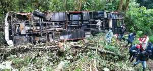 El colectivo se precipit&oacute; a un barranco.