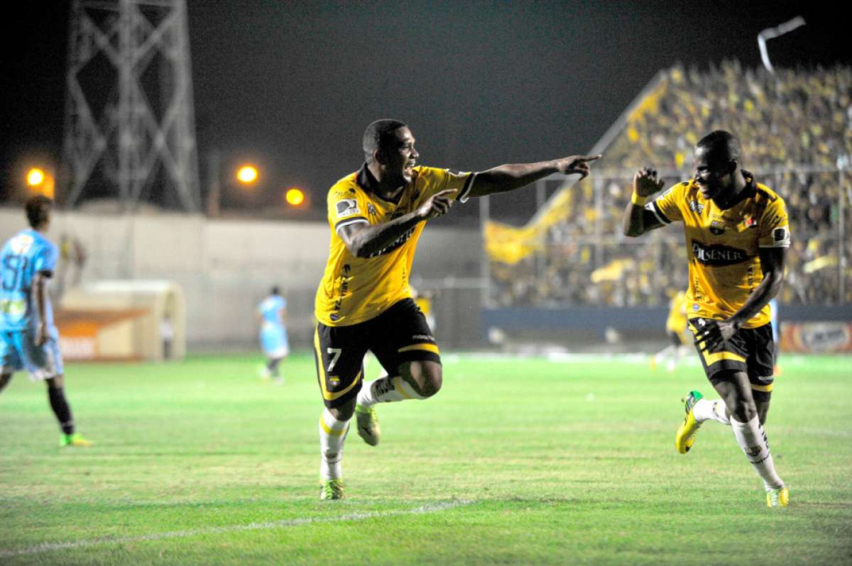 Christian Su&aacute;rez (i) marc&oacute; los dos primeros goles del partido. Su segundo tanto lleg&oacute; tras pase de Christian Penilla (d). Foto: Rodolfo P&aacute;rraga.