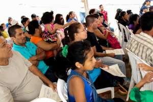 Los primeros favorecidos se reunieron en el sector y ya conocieron cu&aacute;l es su lote destinado. En el acto recibieron el certificado como propietarios del terreno. Foto: Vivian Zambrano/El Tel&eacute;grafo