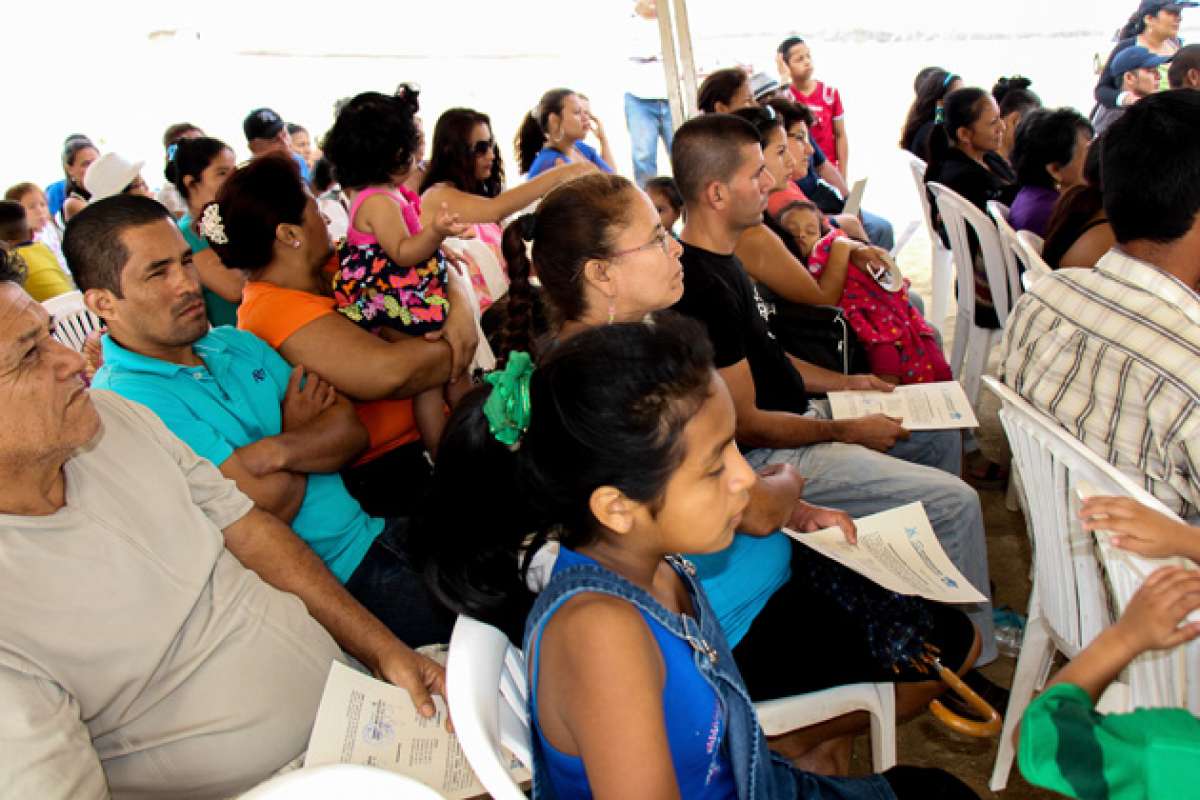 Los primeros favorecidos se reunieron en el sector y ya conocieron cu&aacute;l es su lote destinado. En el acto recibieron el certificado como propietarios del terreno. Foto: Vivian Zambrano/El Tel&eacute;grafo