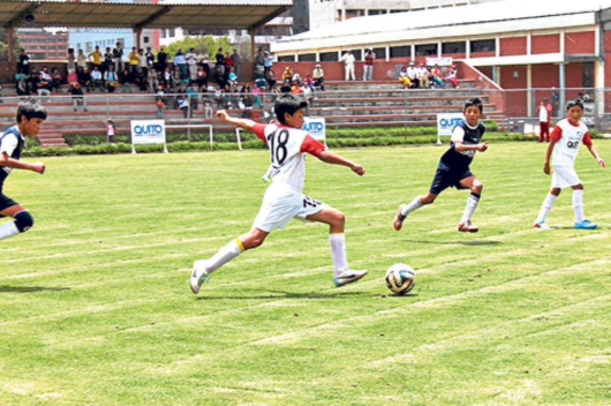 El representativo de la liga barrial Caupicho disputar&aacute; la final ante Sporting King. El torneo culminar&aacute; despu&eacute;s de 2 meses y medio de competencia. Foto: Cortes&iacute;a.