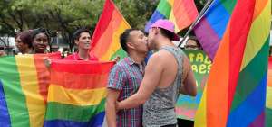 LGBTI recordaron con un 'besot&oacute;n' el D&iacute;a Internacional contra la Homofobia