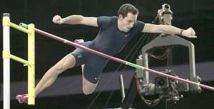Renaud Lavillenie bati&oacute; este fin de semana, con 6,16 metros, la marca mundial que pose&iacute;a el &lsquo;Zar&rsquo;   en la prueba de p&eacute;rtiga de Donetsk. Foto: EFE