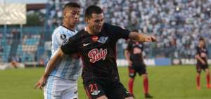 Rodrigo Aliendro (d) de Atl&eacute;tico Tucum&aacute;n disputa un bal&oacute;n con Antol&iacute;n Alcaraz (d) de Libertad en el estadio Monumental Jos&eacute; Fierro en Tucum&aacute;n.