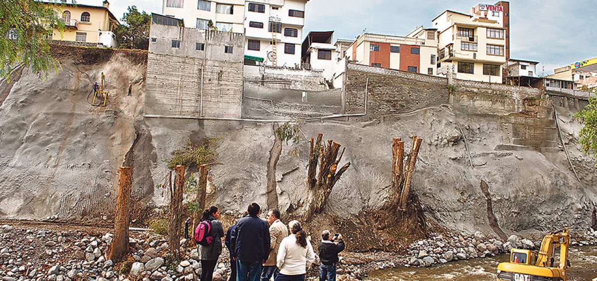 Hace d&iacute;as, un grupo de ambientalistas, junto con funcionarios municipales, recorrieron las riberas del r&iacute;o Ambato para analizar el impacto de los trabajos.