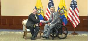 El presidente Len&iacute;n Moreno saluda con el secretario de Estado de Estados Unidos, Mike Pompeo, en Guayaquil.