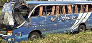 Producto del impacto, el bus de pasajeros se encunet&oacute; y los heridos tuvieron que salir por las ventanas, ayudados por moradores del sector.