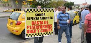 Los taxistas se reunieron en la av. Barcelona, al oeste de Guayaquil, para protestar contra las autoridades.