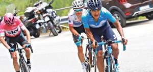 El ciclista nacional Richard Carapaz (d) competir&aacute;, junto con su equipo, en la Vuelta a San Juan, primera prueba de la temporada para el carchense.