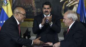El exmandatario colombiano (d) fue designado el pasado 22 de agosto para el cargo. Foto: AFP